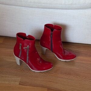 AQUATALIA Red  vinyl zipper booties Size‎ 7 1/2